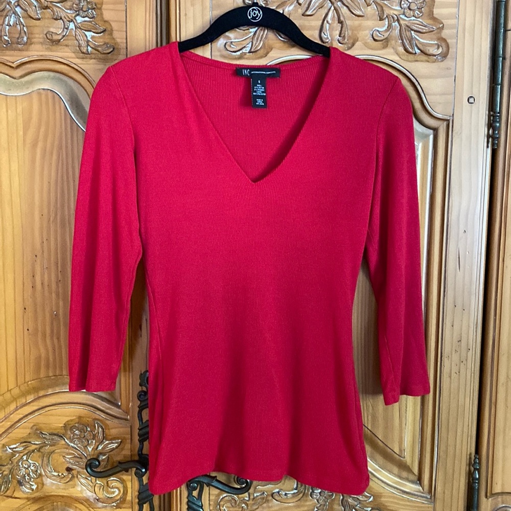 INC red small ribbed 3/4 length sleeves top.